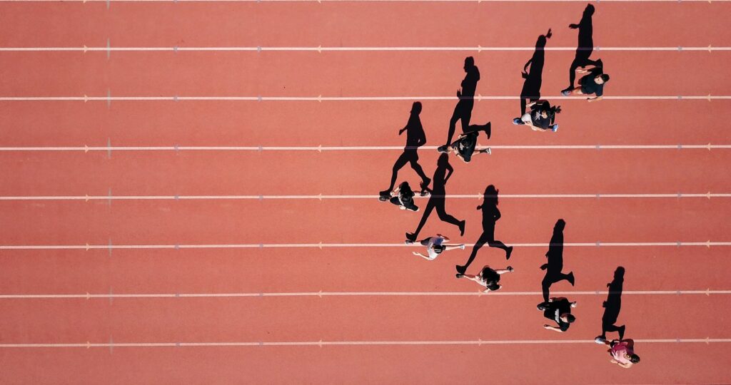 Atletas correndo em pista de treino ao ar livre