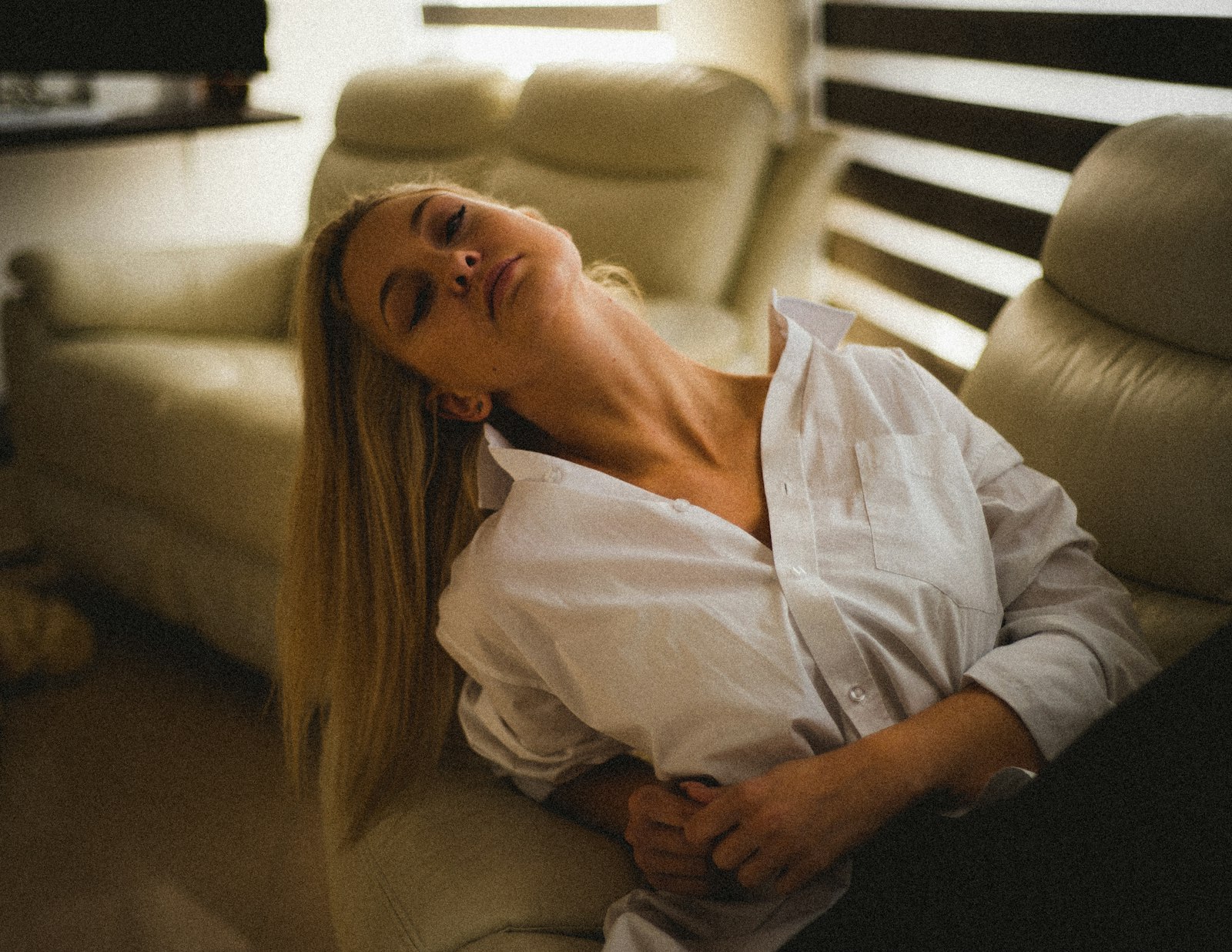 Mulher cochilando no sofá durante a tarde