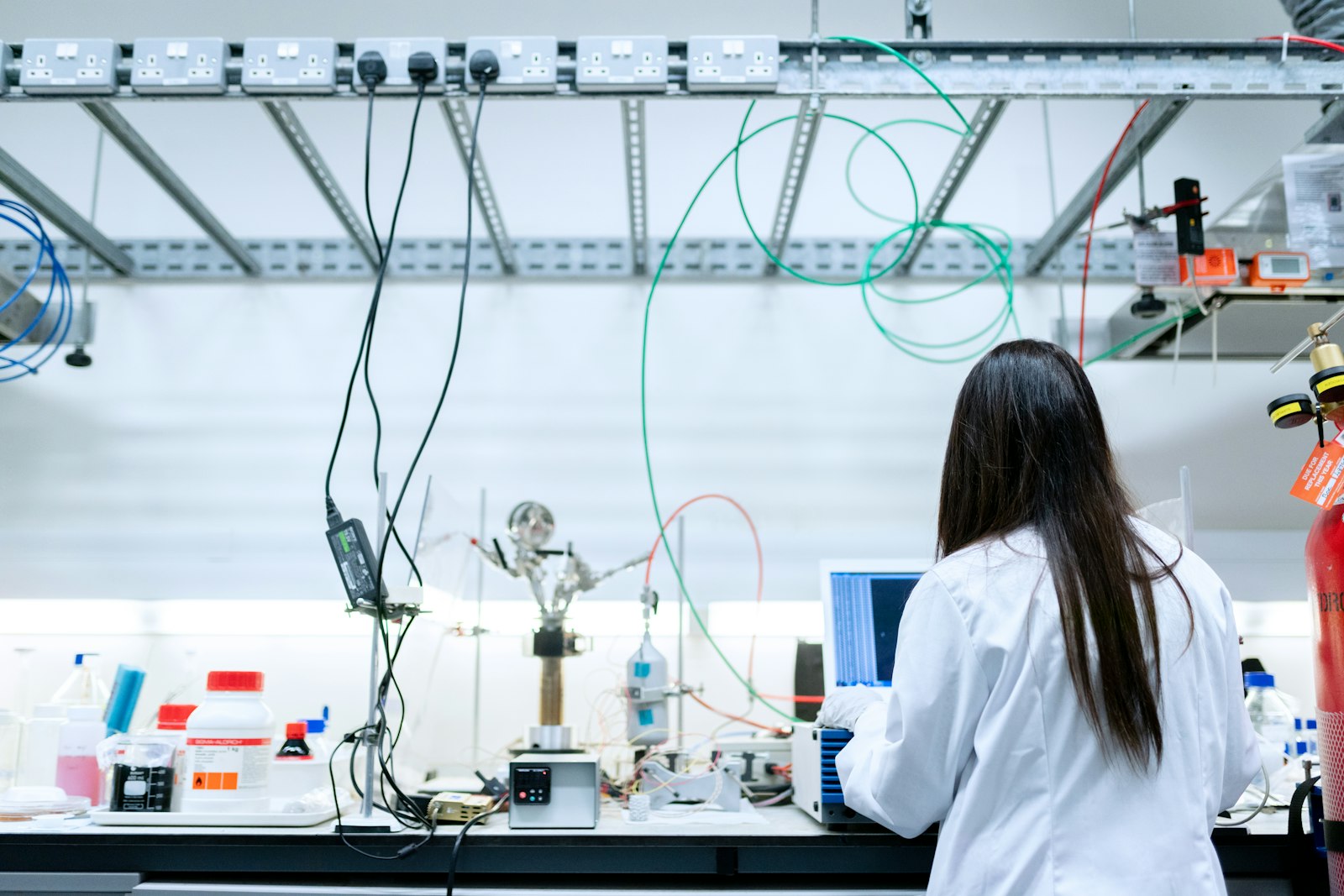 Cientista analisando amostras em ambiente de pesquisa