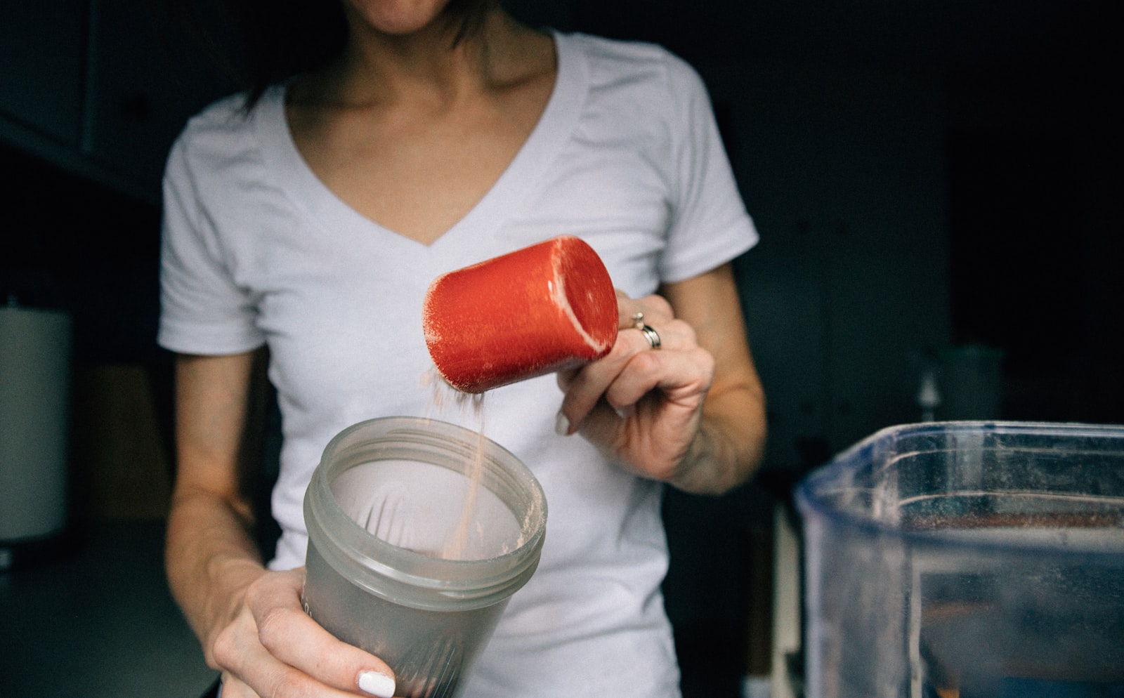 Pessoa preparando shake de proteína