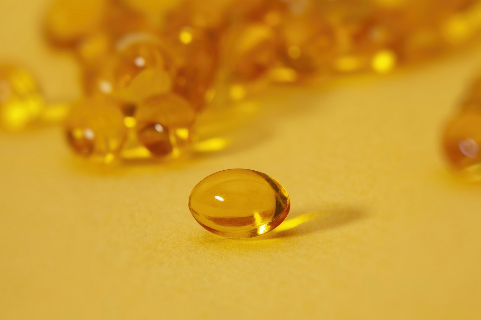 Cápsulas de vitamina D3 sobre superfície neutra