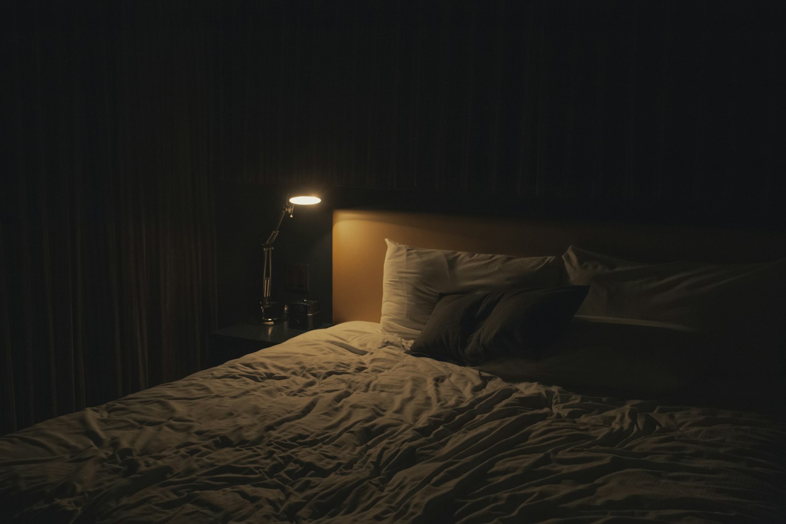 Abajur aceso ao lado da cama, clima de rotina noturna relaxante antes de dormir