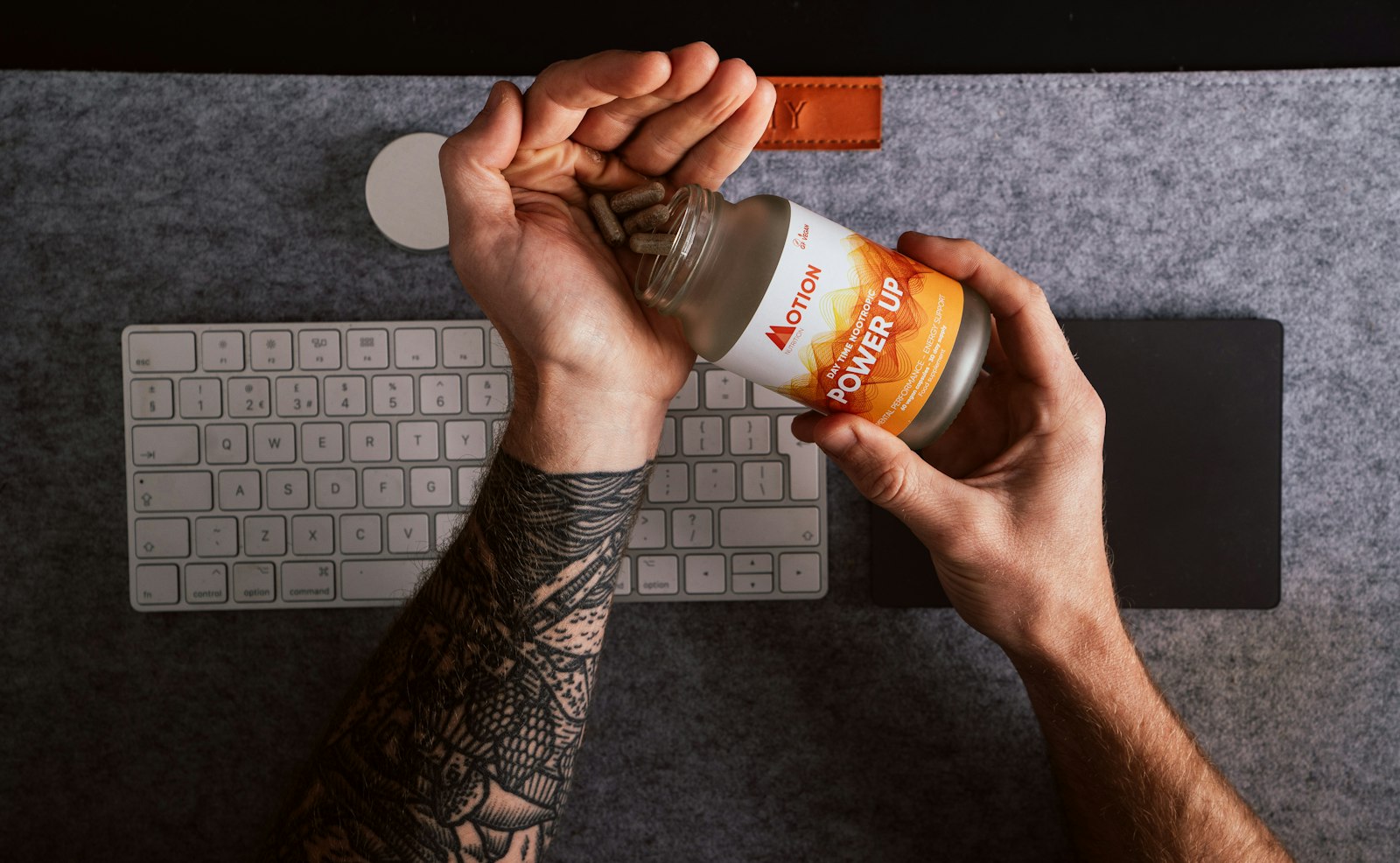 Pessoa segurando um pote de suplemento e lendo o rótulo com informações nutricionais