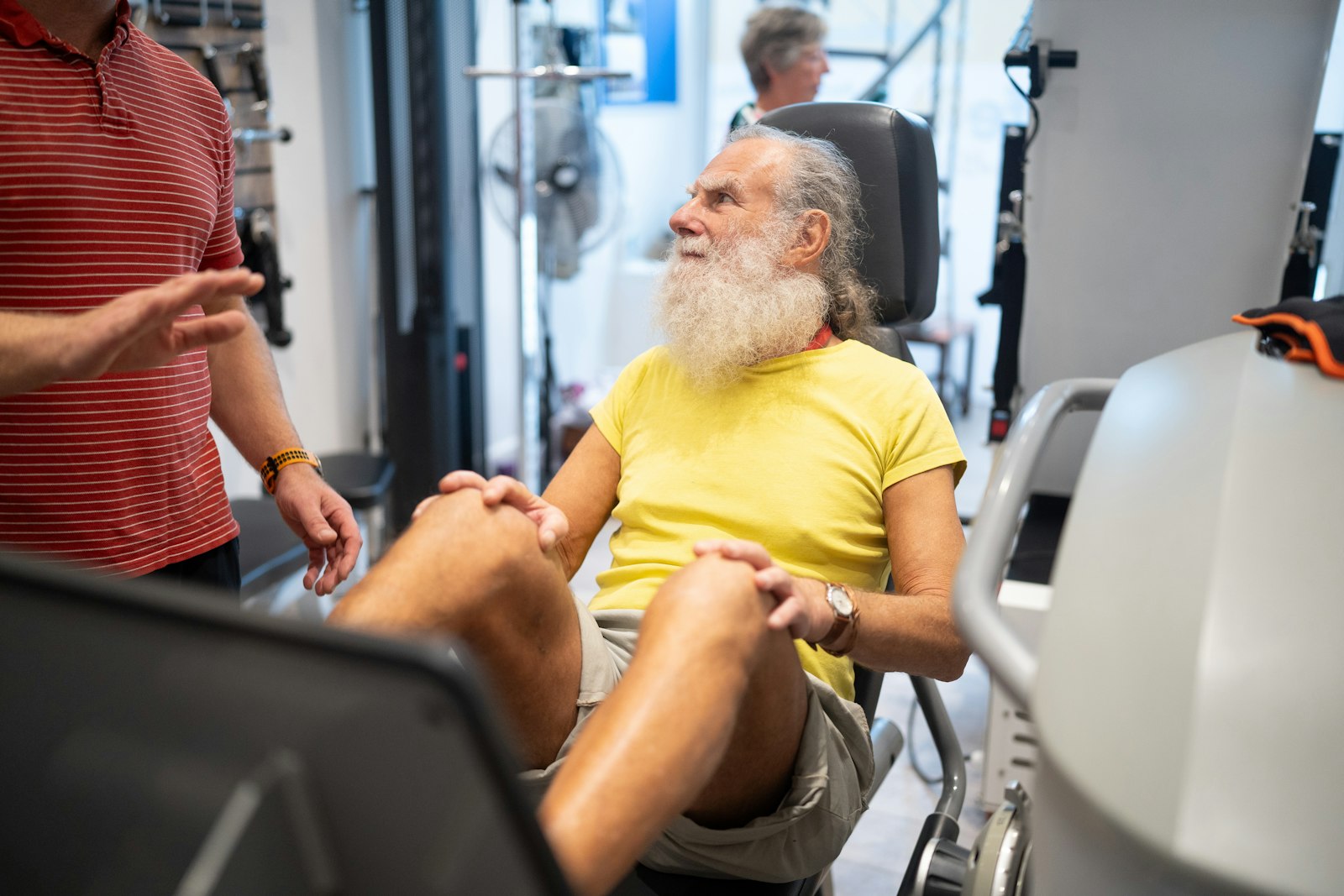 Pessoa mais velha se exercitando, público frequentemente estudado quanto à perda de massa muscular