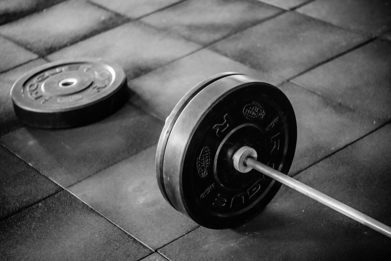 Barra de treino de musculação em academia